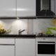 Küchenrückwand Folie selbstklebend Spritzschutz Fliesenspiegel Deko Küchenzeile weiße Blüte | mehrere Größen