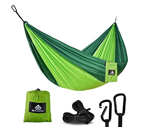 NatureFun Ultraleichte Reise Camping Hängematte | 300kg Tragkraft, (300 x 140 cm) Atmungsaktiv, Schnelltrocknendes Fallschirm Nylon | 2 x Premium Karabiner, 2 x Nylon-Schlingen Inbegriffen | Für Draußen Drinnen Garten