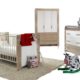 Wimex 384381 Babyzimmer Set Emily bestehend aus Kleiderschrank 3-türig 135 cm, Babybett 70 x 140 cm, Kommode und Wickelaufsatz, Eiche Sägerau Nachbildung, Absetzung, alpinweiß